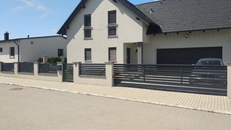 Hliníkový plot a brána – ukážka realizácie 7